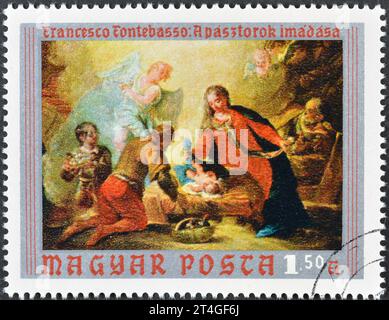 Francobollo annullato stampato dall'Ungheria, che mostra il dipinto "Adorazione dei pastori" di Fontebasso, dipinti del Museo cristiano di Esztergom Foto Stock