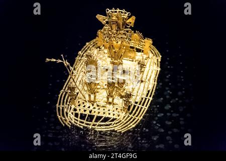 Manufatti in oro precolombiano esposti al Museo dell'oro di Bogotà, rinomato per la sua vasta collezione di pezzi in oro e lega di metallo. Foto Stock