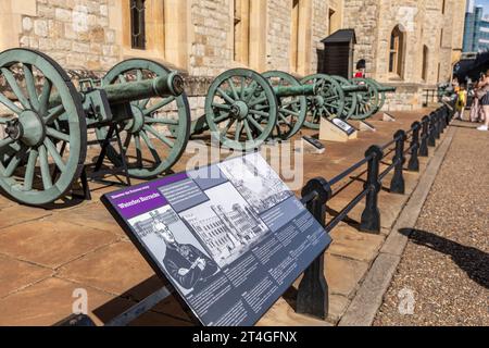 Waterloo Barracks Tower di Londra la batteria di Waterloo di cannoni francesi catturati durante la battaglia di Waterloo, Inghilterra, Regno Unito, 2023 Foto Stock