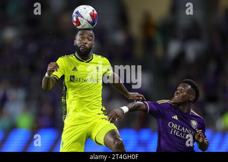 Orlando, Florida, USA. 30 ottobre 2023. Il difensore del Nashville SC SHAQ MOORE (18) ottiene un colpo di testa durante il secondo tempo dell'Orlando City vs Nashville SC Audi 2023 MLS Cup Playoffs Round One match all'Exploria Stadium di Orlando. (Immagine di credito: © Cory Knowlton/ZUMA Press Wire) SOLO USO EDITORIALE! Non per USO commerciale! Crediti: ZUMA Press, Inc./Alamy Live News Foto Stock