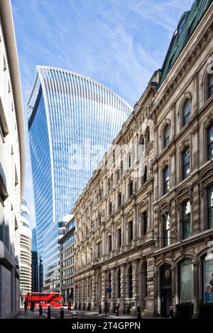 Walkie Talkie Building in contrasto con gli edifici tradizionali della città Foto Stock