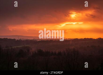 Tramonti tempestosi sui pendii meridionali dall'alto weald vicino a Dallington, Sussex orientale, Inghilterra sud-orientale Foto Stock