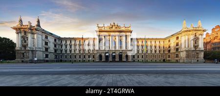 Palazzo di giustizia - Justizpalast a Monaco, Baviera, Germania all'alba Foto Stock