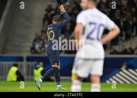 Kylian Mbappe (10) di Francia ha nella foto ringraziato i tifosi e i tifosi mentre veniva sostituito durante una partita di calcio tra le squadre nazionali di Francia e Scozia in amichevole, il 17 ottobre 2023 a Lille, in Francia. (Foto di David Catry / Sportpix) Foto Stock