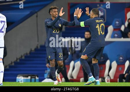 Kingsley Coman (20) della Francia nella foto celebra con Kylian Mbappe (10) della Francia dopo aver segnato un gol durante una partita di calcio tra le squadre nazionali di Francia e Scozia in amichevole, il 17 ottobre 2023 a Lille, in Francia. (Foto di David Catry / Sportpix) Foto Stock