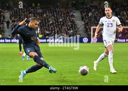 Kylian Mbappe (10) di Francia fotografato in azione con Kenny McLean (23) di Scozia durante una partita di calcio tra le squadre nazionali di Francia e Scozia in amichevole, il 17 ottobre 2023 a Lille, in Francia. (Foto di David Catry / Sportpix) Foto Stock