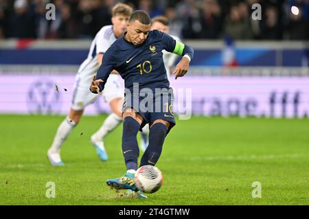 Kylian Mbappe (10) della Francia segnando un gol raffigurato durante una partita di calcio tra le nazionali di Francia e Scozia in amichevole, il 17 ottobre 2023 a Lille, in Francia. (Foto di David Catry / Sportpix) Foto Stock