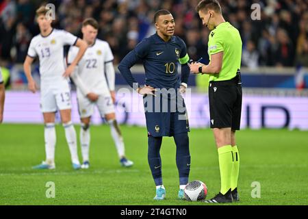 Kylian Mbappe (10) francese e l'arbitro tedesco Tobias Stieler in trattative prima di un calcio di rigore raffigurato durante una partita di calcio tra le squadre nazionali di Francia e Scozia in amichevole, il 17 ottobre 2023 a Lille, in Francia. (Foto di David Catry / Sportpix) Foto Stock