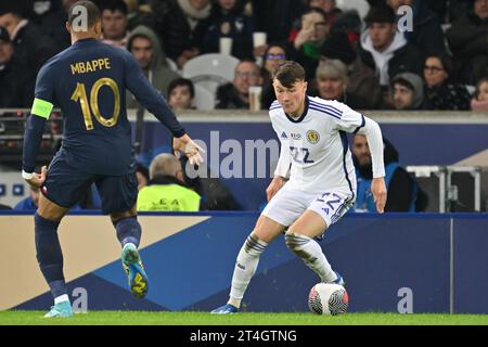 Nathan Patterson (22) di Scozia raffigurato con Kylian Mbappe (10) della Francia durante una partita di calcio tra le squadre nazionali di Francia e Scozia in amichevole, il 17 ottobre 2023 a Lille, in Francia. (Foto di David Catry / Sportpix) Foto Stock