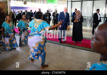 Daressalam, Tanzania. 31 ottobre 2023. Il presidente tedesco Frank-Walter Steinmeier (centro a sinistra) è accolto da Samia Suluhu Hassan (centro a destra), presidente della Tanzania, alla State House. Il Presidente Steinmeier è in visita nei paesi dell'Africa orientale della Tanzania e dello Zambia questa settimana. Crediti: Bernd von Jutrczenka/dpa/Alamy Live News Foto Stock