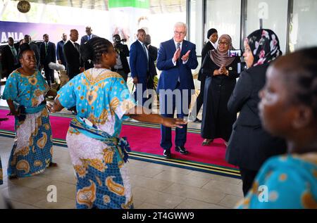 Daressalam, Tanzania. 31 ottobre 2023. Il presidente tedesco Frank-Walter Steinmeier (centro a sinistra) è accolto da Samia Suluhu Hassan (centro a destra), presidente della Tanzania, alla State House. Il Presidente Steinmeier è in visita nei paesi dell'Africa orientale della Tanzania e dello Zambia questa settimana. Crediti: Bernd von Jutrczenka/dpa/Alamy Live News Foto Stock