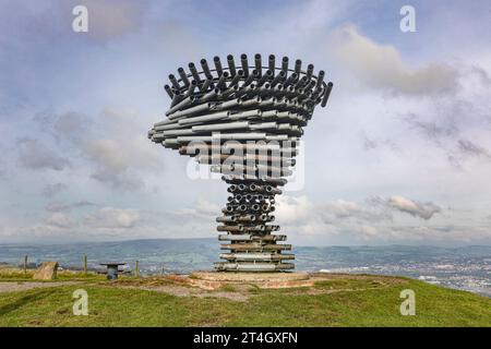 Il Singing Ringing Tree è una scultura sonora a vento che assomiglia a un albero situato nel paesaggio della catena montuosa Pennine che si affaccia su Burnley Foto Stock