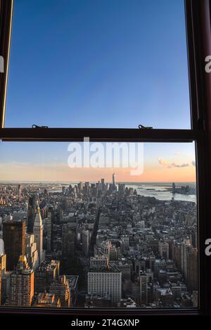 Vista dalla finestra dello skyline di New York dall'Empire State Building al tramonto Foto Stock