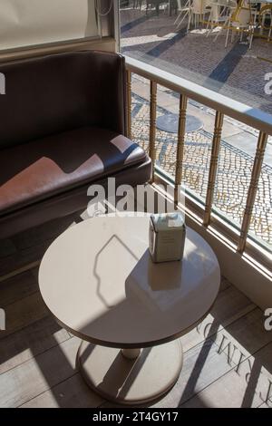 Coimbra, Portogallo - 7 settembre 2019: Famosa terrazza del Briosa Cafe. Scene della città vecchia di Coimbra, Portogallo Foto Stock