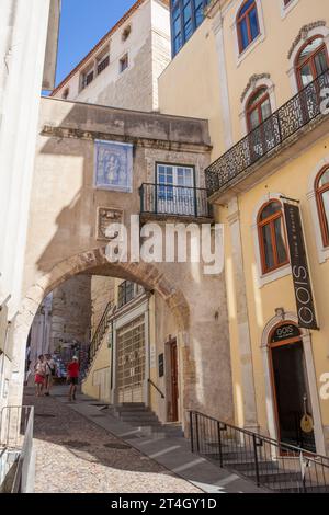 Coimbra, Portogallo - 7 settembre 2019: Almedina Arch, porta della città Vecchia di Coimbras, Portogallo Foto Stock