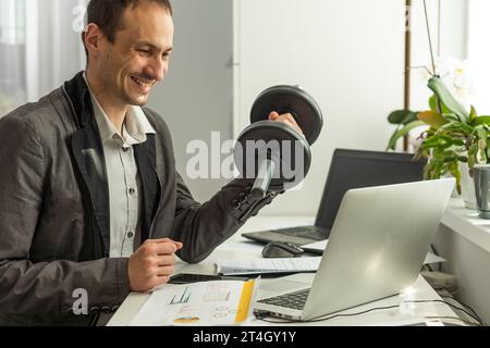 Imprenditore fare esercizio con il manubrio Foto Stock