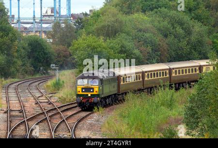 Diesel Class 47, l'insediamento di Carlilse e Coastal Statesman in partenza da Carlisle. (Milton Keynes-Carlisle) Foto Stock
