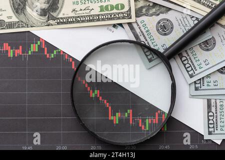 Curva crescente con tabelle dei tassi e calcolatrice come simbolo dell'aumento dei prezzi delle azioni. Foto Stock