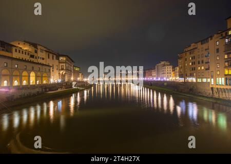 Firenze, Italia: Vista sul fiume Arno verso Ponte Vecchio, firenze. Foto Stock