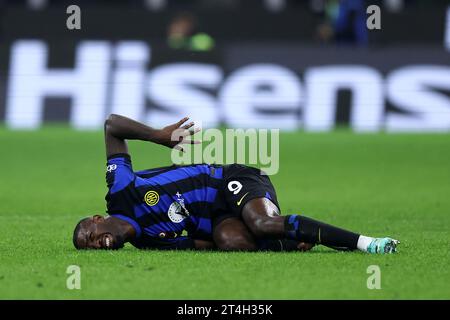 Marcus Thuram dell'FC Internazionale si infortunò durante la partita di serie A tra FC Internazionale e Roma allo Stadio Giuseppe Meazza il 29 ottobre 2023 a Milano. Foto Stock