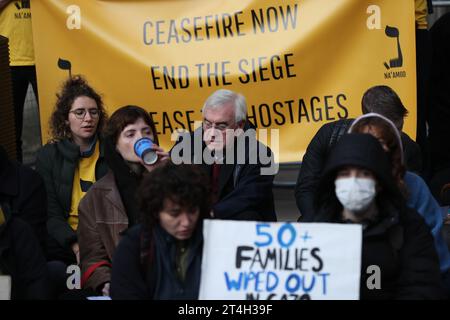 Londra, Regno Unito. 31 ottobre 2023. John McDonnell, deputato laburista manifesta con un gruppo ebraico che chiede il rilascio di ostaggi israeliani e il cessate il fuoco a Gaza. Crediti: Uwe Deffner/Alamy Live News Foto Stock