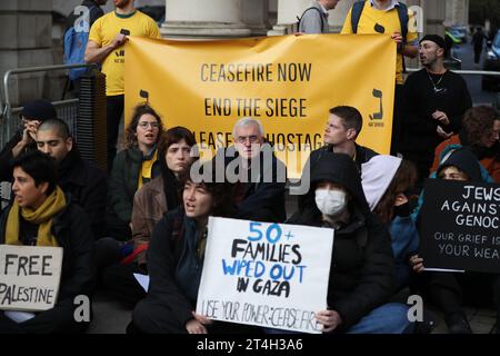 Londra, Regno Unito. 31 ottobre 2023. John McDonnell, deputato laburista manifesta con un gruppo ebraico che chiede il rilascio di ostaggi israeliani e il cessate il fuoco a Gaza. Crediti: Uwe Deffner/Alamy Live News Foto Stock