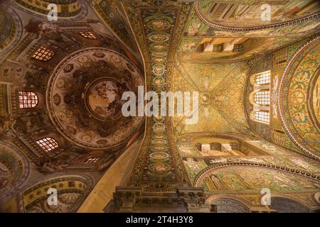 Cupola centrale e soffitto presbiterio della Basilica di San vitale, Emilia-Romagna, Italia. Foto Stock