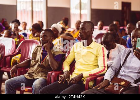 Una grande congregazione si riunì in una chiesa ad Abidjan, in Costa d'Avorio, ascoltando un sermone Foto Stock