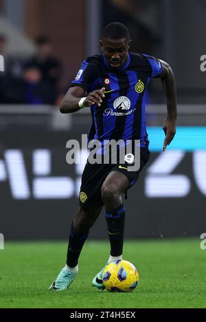 Marcus Thuram dell'FC Internazionale in azione durante la partita di serie A tra FC Internazionale e Roma allo Stadio Giuseppe Meazza il 29 ottobre 2023 a Milano. Foto Stock