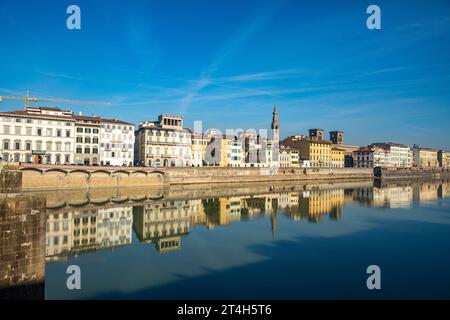 Firenze, Italia: Vista sul fiume Arno verso Ponte Vecchio, firenze. Foto Stock