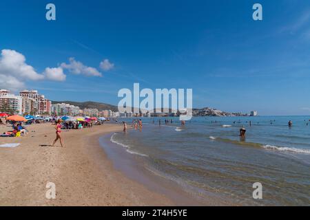 Cullera Spagna gente sulla spiaggia e sul mare Mediterraneo nella bella città costiera spagnola Comunità Valenciana Foto Stock