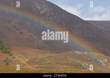 Rainbow over the hills in Glen Cannich in the Highlands Scotland UK Foto Stock