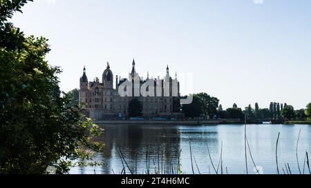 castello di Schwerin con Schweriner SEE in primo piano Foto Stock