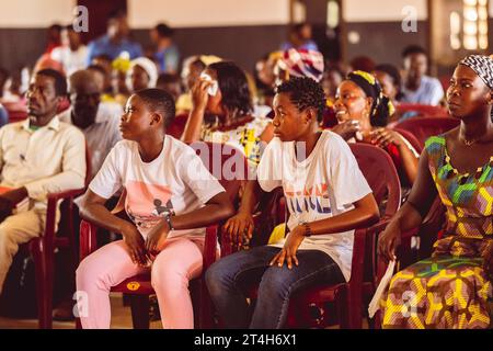 Una grande congregazione si riunì in una chiesa ad Abidjan, in Costa d'Avorio, ascoltando un sermone Foto Stock