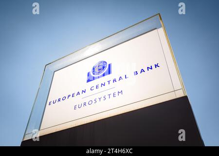 Vista angolare bassa del segno e del logo della Banca centrale europea a Francoforte, Germania, illuminata dal sole in controluce contro il cielo blu. Foto Stock