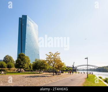 Vista generale dell'edificio Skytower a Francoforte, Germania, sede della Banca centrale europea (BCE) dal 2015, sulla riva destra del fiume meno. Foto Stock