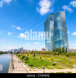 Vista orientale dell'edificio Skytower a Francoforte, Germania, sede della Banca centrale europea (BCE), con i grattacieli del distretto finanziario. Foto Stock