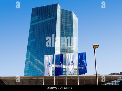 Facciata settentrionale dell'edificio Skytower a Francoforte, Germania, sede della Banca centrale europea (BCE) con striscioni dell'Unione europea. Foto Stock