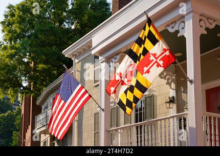 Bandiera DEGLI STATI UNITI e bandiera dello stato del Maryland su un portico di legno ad Annapolis, la capitale del Maryland, Stati Uniti. Foto Stock