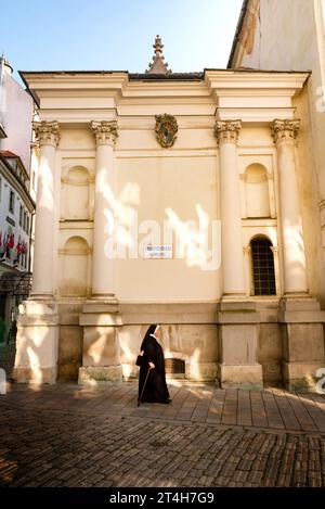 Bratislava, Slovacchia. 2 ottobre 2023 Una suora a piedi verso la Chiesa Francescana, città Vecchia, Bratislava, Slovacchia, Europa Foto Stock