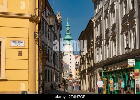 Bratislava, Slovacchia. 2 ottobre 2023 solo strade pedonali della città Vecchia di Bratislava con porta Michaels, una fortificazione medievale conservata, S Foto Stock