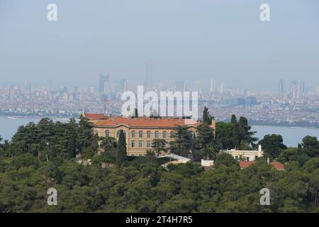 Isole dei principi, Istanbul, Türkiye. Heybeliada è la seconda più grande delle isole dei principi nel Mare di Marmara. Il Seminario di Halki Foto Stock
