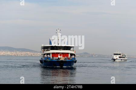 Isole dei principi, Istanbul, Türkiye. Heybeliada è la seconda più grande delle isole dei principi nel Mare di Marmara. Nave passeggeri nel porto di Heybeliada Foto Stock