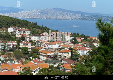 Isole dei principi, Istanbul, Türkiye. Heybeliada è la seconda più grande delle isole dei principi nel Mare di Marmara. Vista di Heybeliada con vista di Istanbul Foto Stock