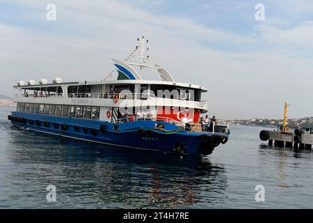 Isole dei principi, Istanbul, Türkiye. Heybeliada è la seconda più grande delle isole dei principi nel Mare di Marmara. Nave passeggeri nel porto di Heybeliada Foto Stock