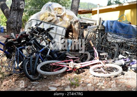 Isole dei principi, Istanbul, Türkiye. Heybeliada è la seconda più grande delle isole dei principi nel Mare di Marmara. Cimitero delle biciclette a Heybeliada Foto Stock