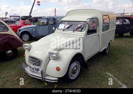 Vista frontale di tre quarti di un furgone Cream, 1976, Citroen 2CV 400, esposto al British Motor Show del 2023 Foto Stock