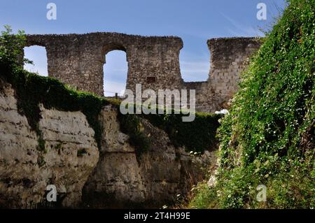 Malerisch über dem Seine-tal in der Normandie über dem Dorf Les Andelys liegt eine alte Burgruinie - Chateau Gaillard. Die Burg gehörte einst dem berü Foto Stock