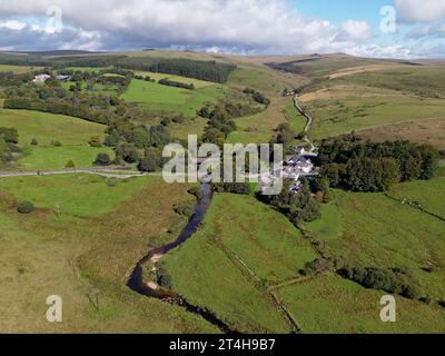 Vista aerea dell'hotel Two Bridges e dei ponti sul fiume Dart, il Parco Nazionale di Dartmoor, Devon, settembre 2023 Foto Stock