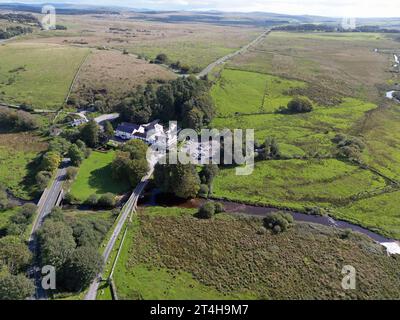 Vista aerea dell'hotel Two Bridges e dei ponti sul fiume Dart, il Parco Nazionale di Dartmoor, Devon, settembre 2023 Foto Stock